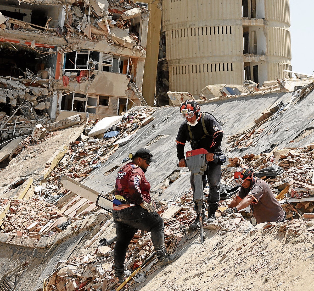 Los venezolanos aún buscan cadáveres bajo los escombros un mes después de los terremotos