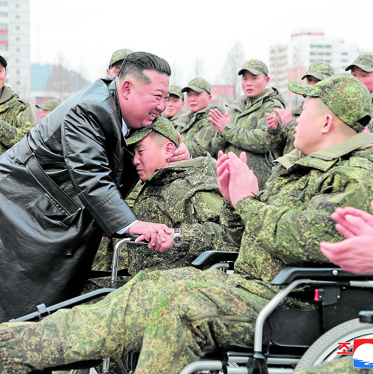 Kim Jong-un abraza a un soldado norcoreano herido en combate.