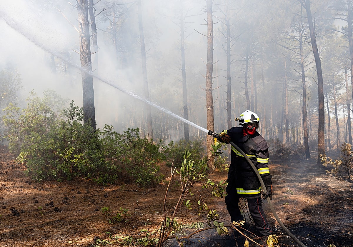 Los bomberos frenan los incendios próximos a Burdeos pero 4.000 turistas son desalojados