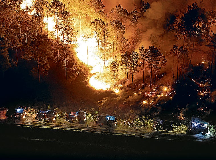 Una calcinada Gironda lucha contra las altas temperaturas para evitar que degenere el megaincendio