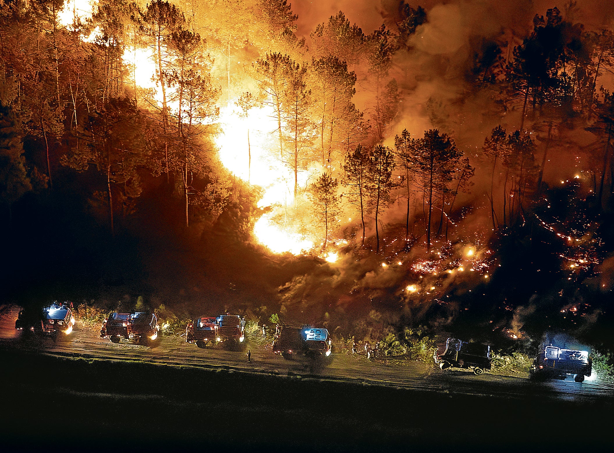 Vista aérea de vehículos de emergencia en el incendio en Lege-Cap-Ferret en el departamento de Gironda, Francia.