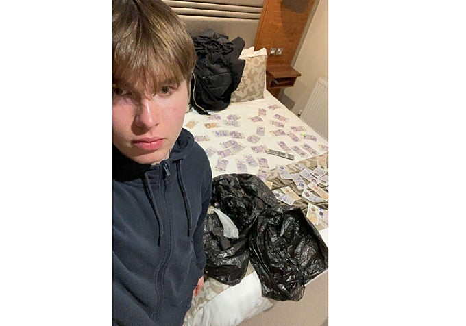 El selfie que Natland envió a su novia enseñando el dinero esparcido sobre la cama de su hotel.