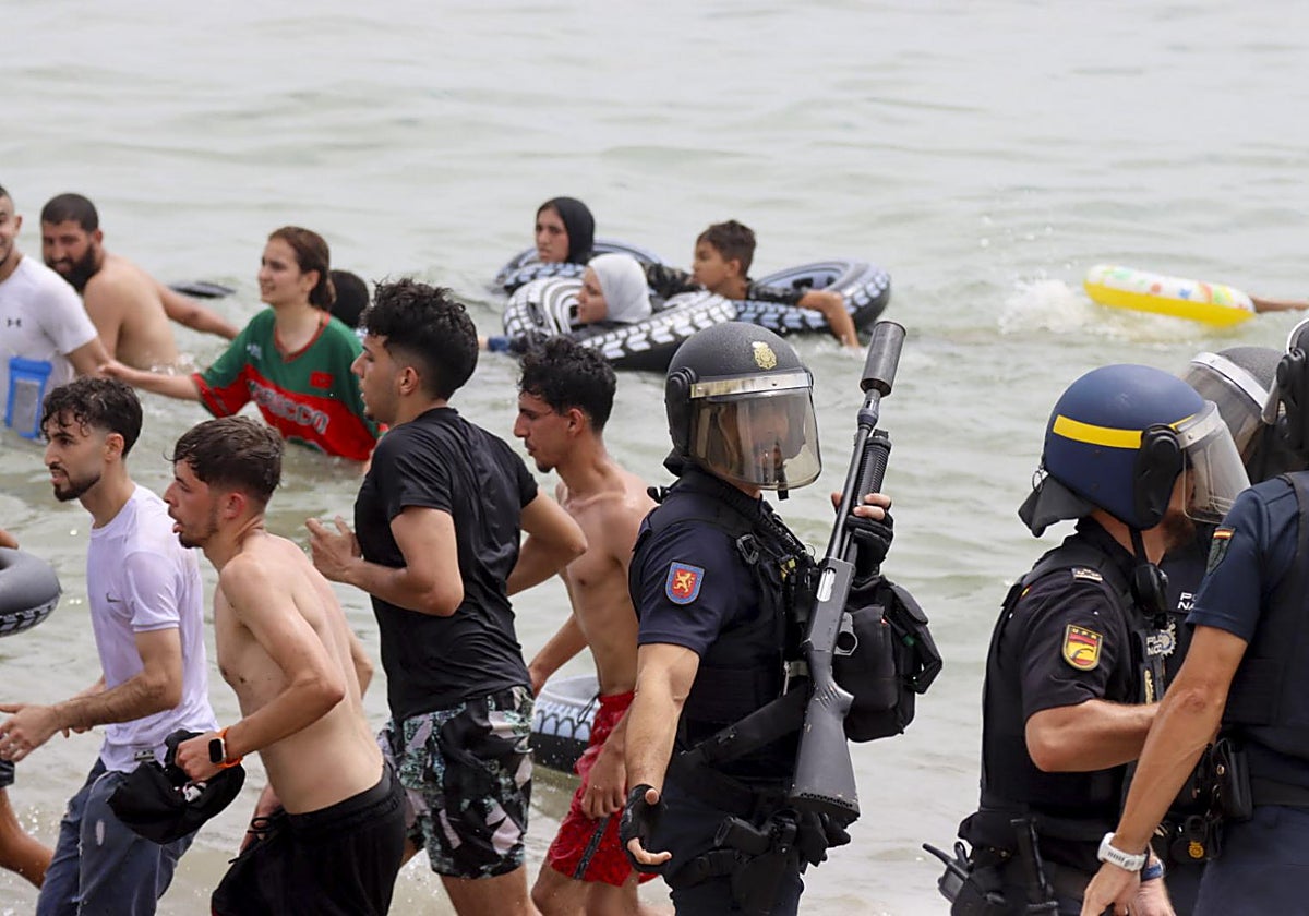 Miles de jóvenes marroquíes tratan de cruzar la valla fronteriza con Ceuta.
