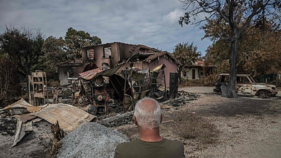 El fuego arruina la temporada estival en el turístico suroeste de Francia