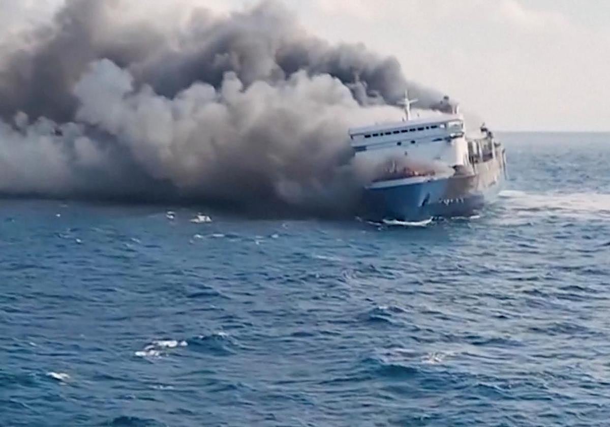 Columnas de humo en el ferry incendiado