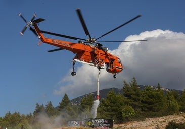 Dos pilotos mueren al chocar dos helicópteros que participaban en la extinción de un incendio en Grecia