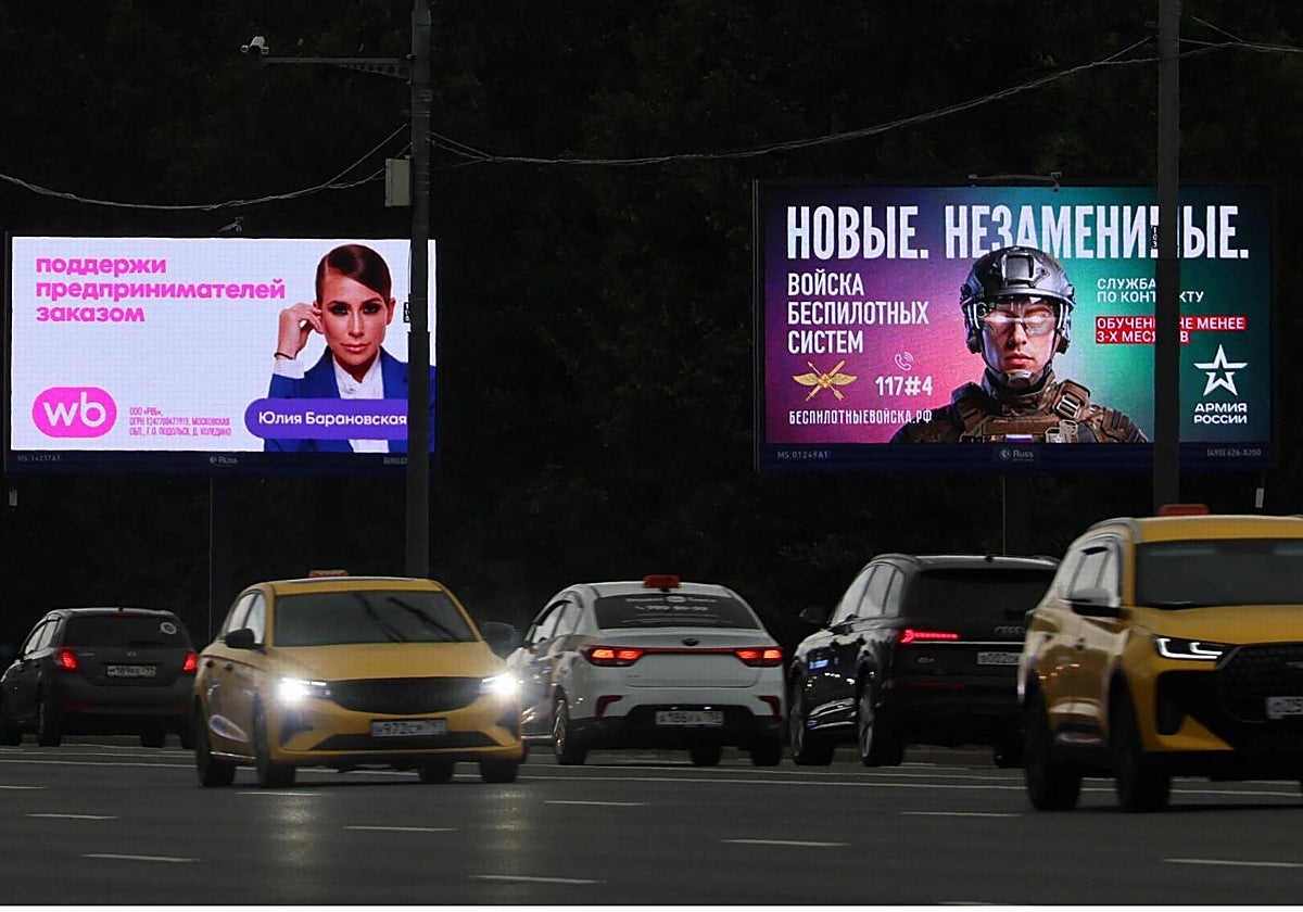 Un anuncio de Wildberries junto a otro que fomenta el reclutamiento militar en Moscú.