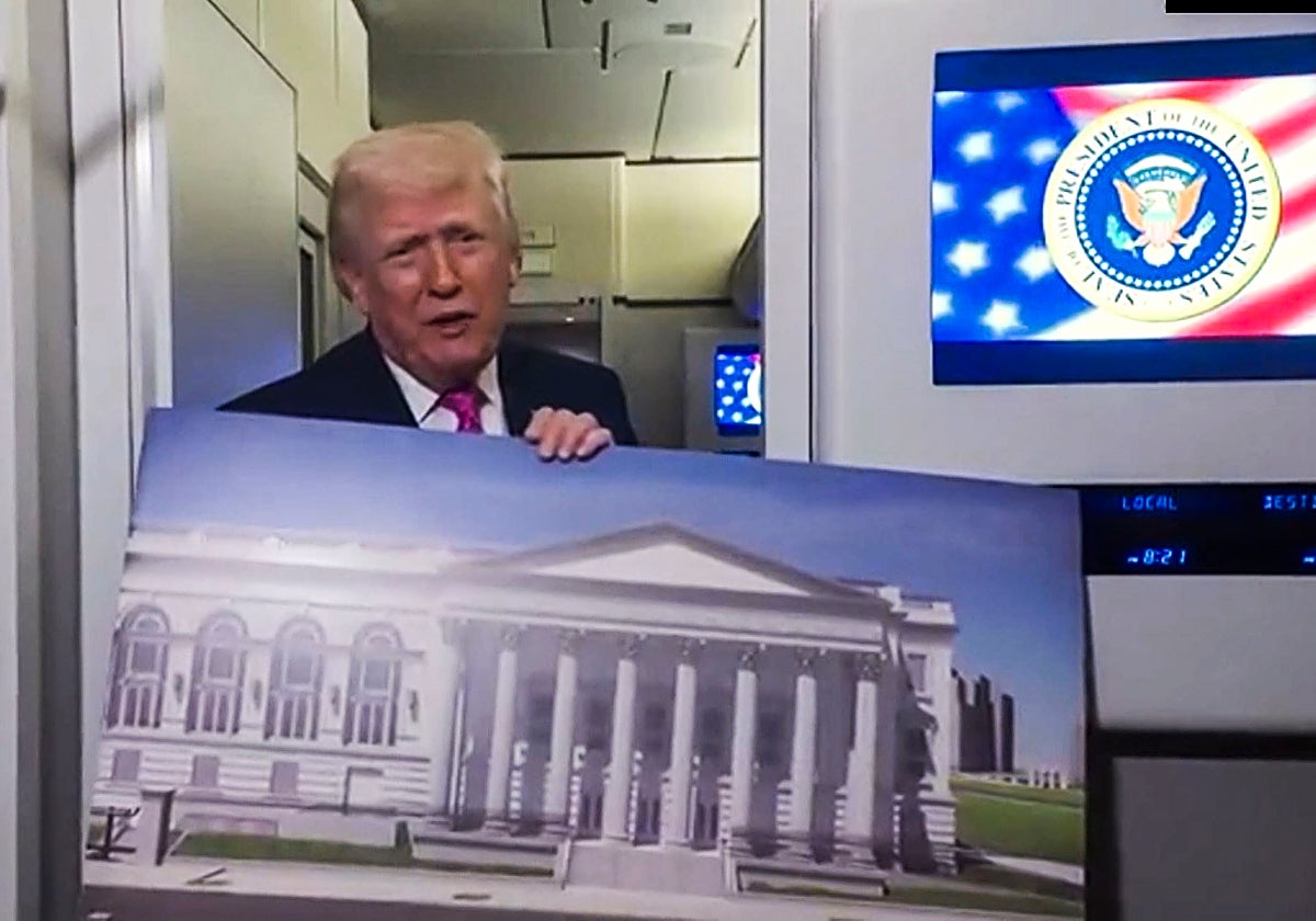 Donald Turmp muestra una imagen de cómo quedará la Casa Blanca tras las obras.