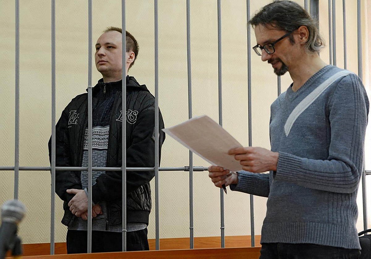 Robert Gilman escucha la lectura de cargos de un miembros del tribunal de Voronezh.