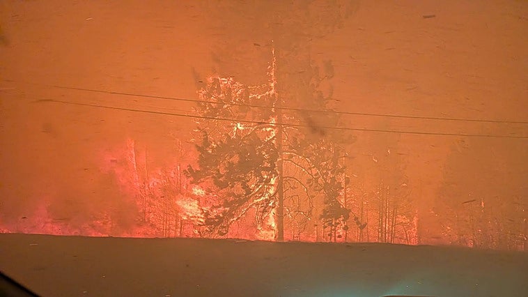 Un incendio forestal «explosivo como una bomba» obliga a huir a 21.000 personas en Canadá