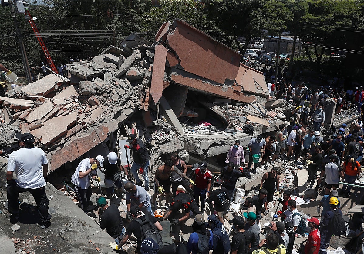 Labores de rescate en un edificio derrumbado en Cali.