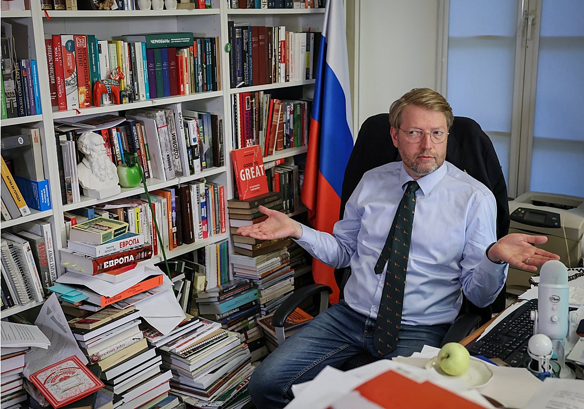 Nikolai Rybakov, líder de Yabloko, en su despacho.