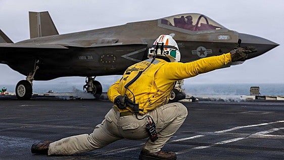 Marineros del portaaviones 'USS Lincoln' intentan saltar por la borda por estrés y agotamiento