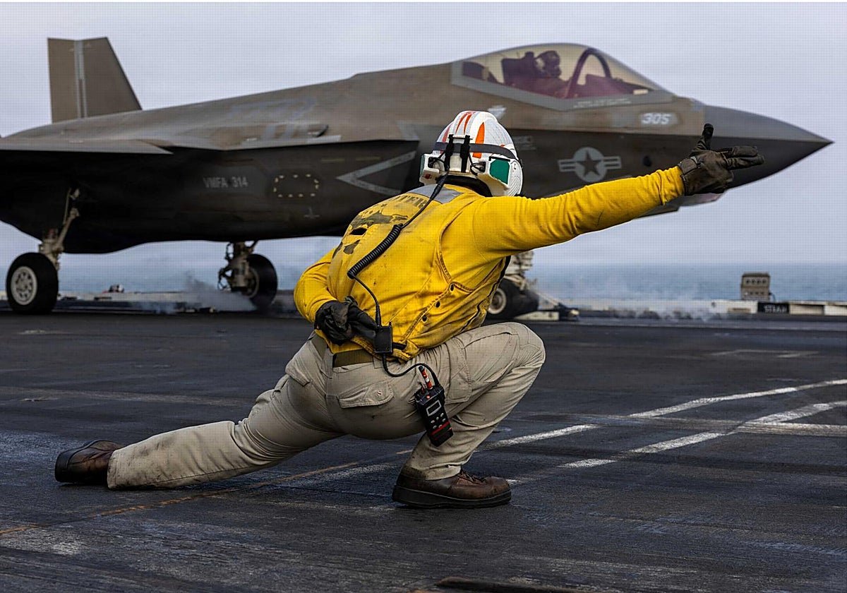 Un avión despega del 'USS Abraham Lincoln' con rumbo hacia Irán.