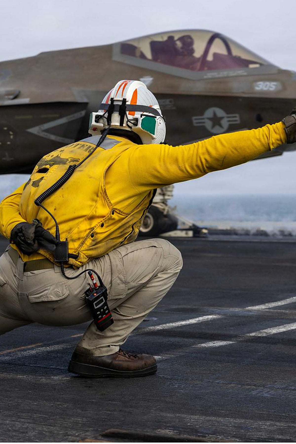 Un avión despega del 'USS Abraham Lincoln' con rumbo hacia Irán.