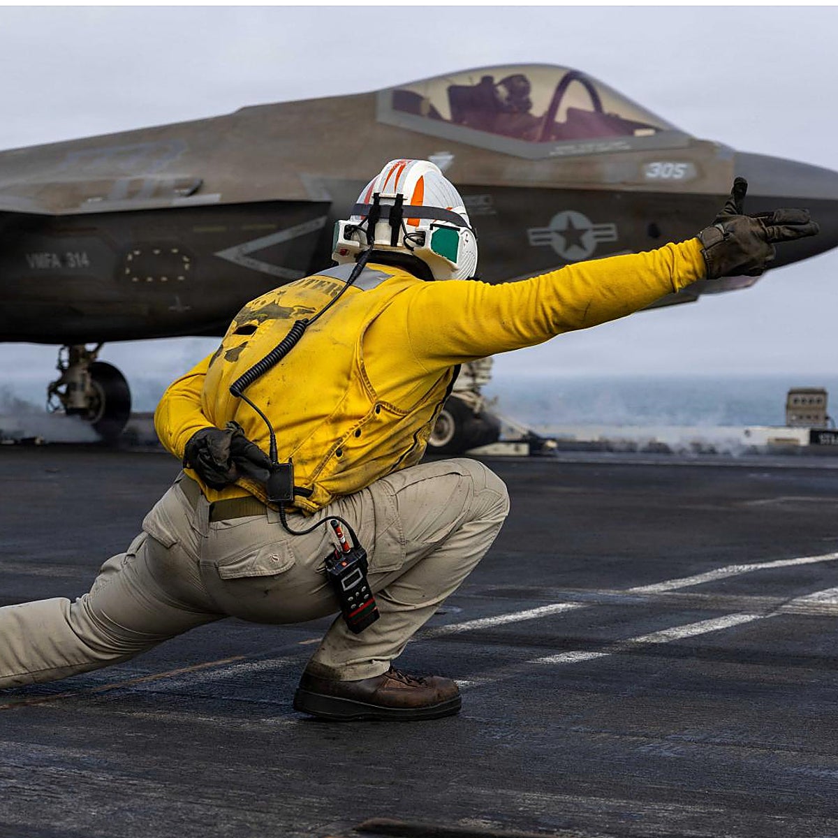 Un avión despega del 'USS Abraham Lincoln' con rumbo hacia Irán.