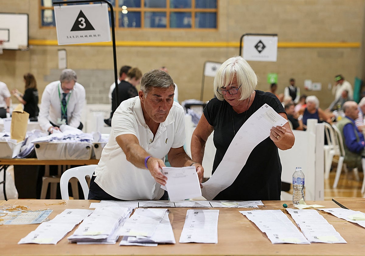 Las enormes papeletas de las elecciones en Clacton.