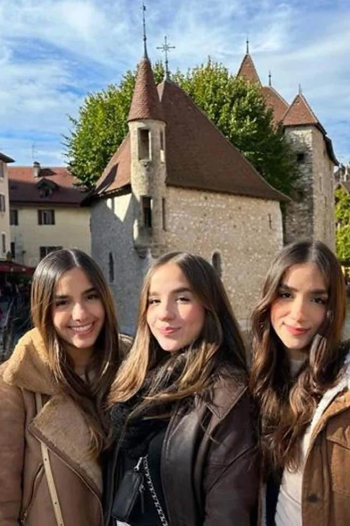 Ana María, Sofía e Isabella durante un viaje en Francia.