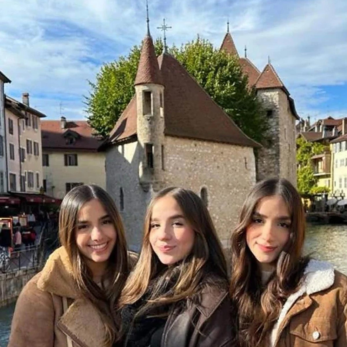 Ana María, Sofía e Isabella durante un viaje en Francia.
