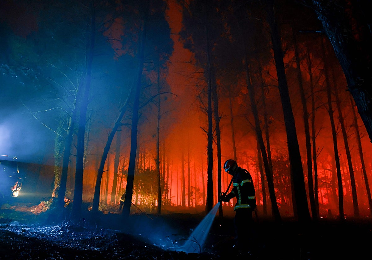 Un bombero en plena acción durante el incendio en las Landas.