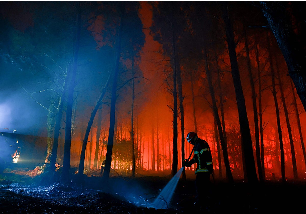 Un bombero en plena acción durante el incendio en las Landas.