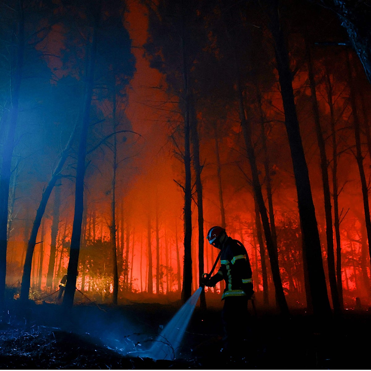 Un bombero en plena acción durante el incendio en las Landas.