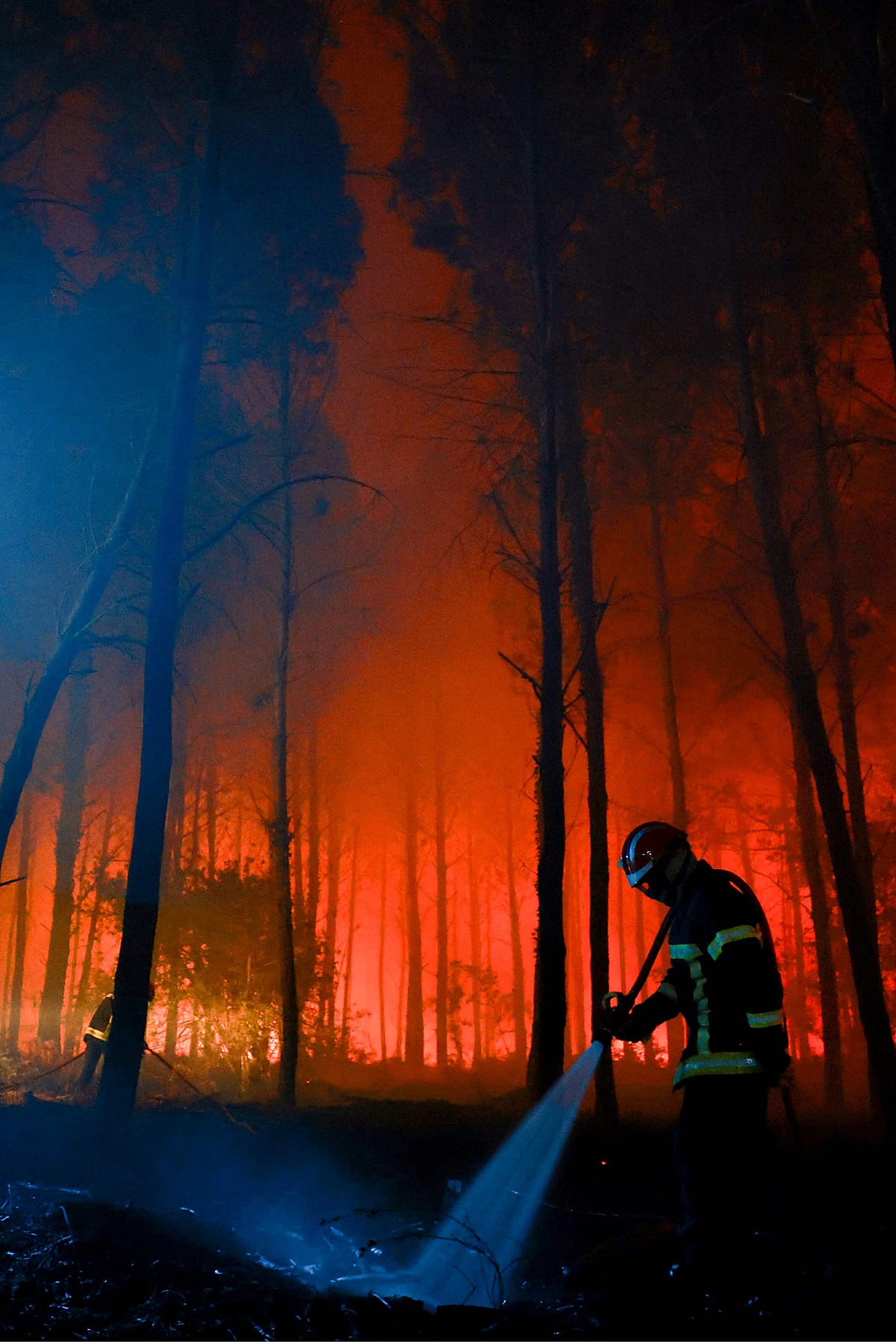 Un bombero en plena acción durante el incendio en las Landas.