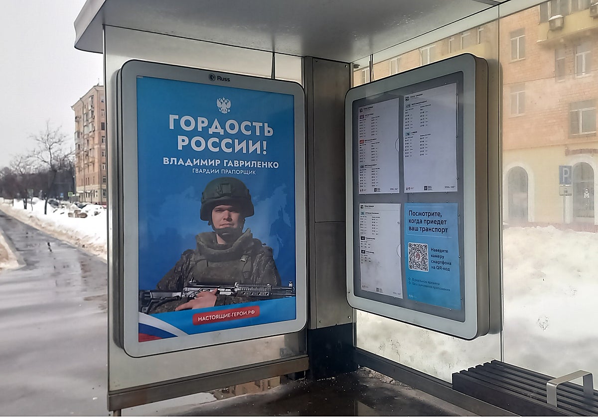 Cartel que anima a alistarse en una parada de autobús en Moscú.