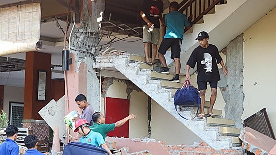 Un terremoto causa al menos 38 muertos en una isla de Indonesia