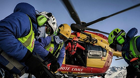 Rescatan a 14 excursionistas perdidos que empujaban carritos de bebé en una montaña de los Alpes