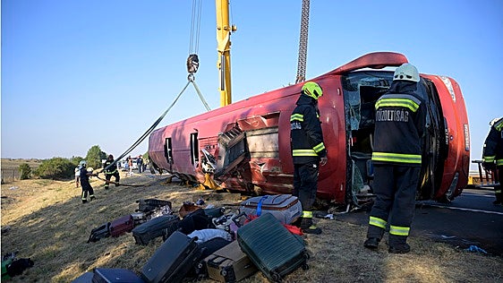 Doce peregrinos polacos mueren al volcar su autobús en una autopista de Hungría
