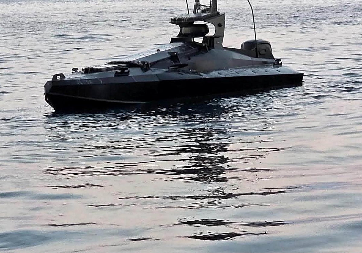 Un caza rumano destruye un dron naval ruso cargado de explosivos junto a una plataforma gasística