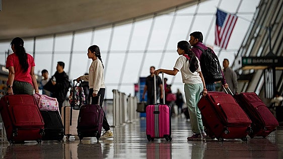 Viajeros caminan por el aeropuerto Washington Dulles.