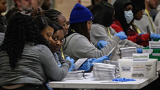 El Supremo de EE UU da un espaldarazo a la limitación del voto por correo de Trump