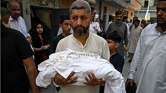 Quince recién nacidos mueren en el incendio de un hospital en Pakistán