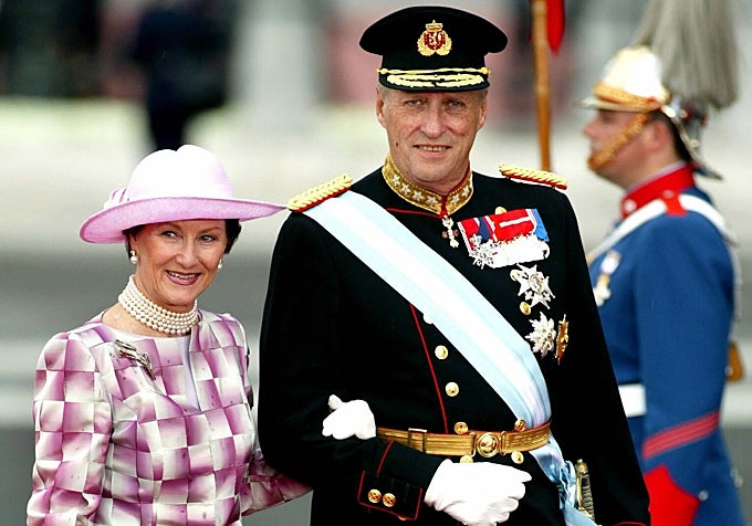 El monarca y su esposa, Sonja, en la boda del entonces príncipe Felipe y Letizia Ortiz en 2004.