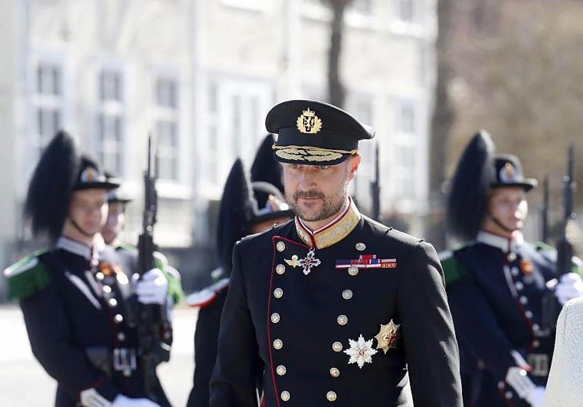 Haakon hereda una Corona en horas bajas