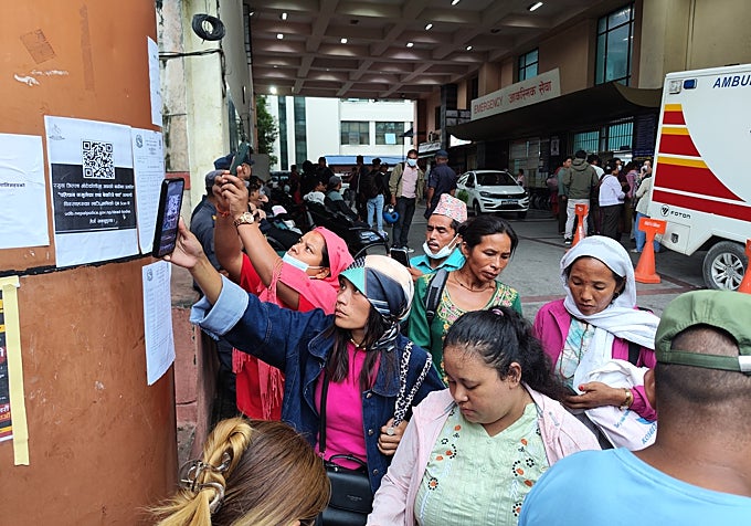 Familiares de desaparecidos consultan la lista de heridos.