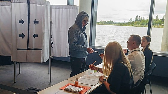 Islandia rechaza integrarse en la UE en un ajustado referéndum