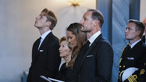 Los noruegos hacen cola en las iglesias para rezar por el rey Harald V