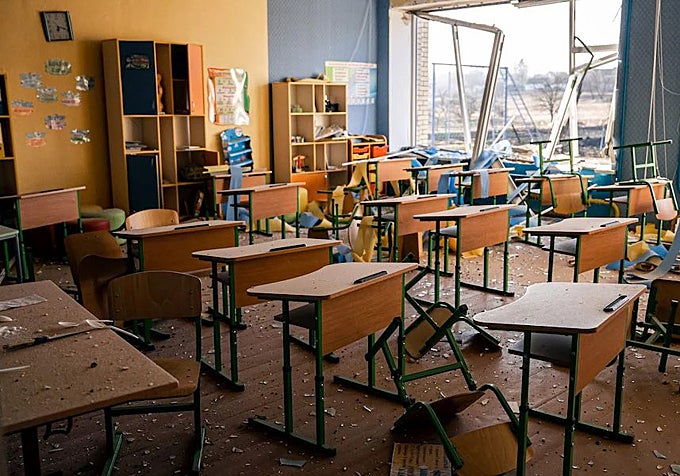 Aula de un colegio destrozada por la explosión de un dron en Kiev.