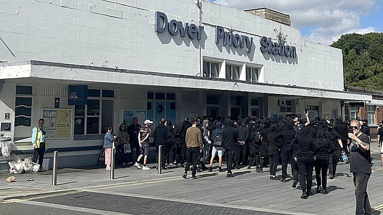 Encapuchados bloquean el puerto de Dover en una protesta antiinmigración