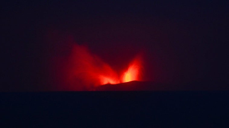 La erupción de un volcán en Indonesia cierra ocho aeropuertos y deja varados a 150.000 viajeros