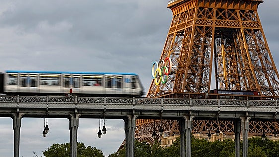 Huelga en la Torre Eiffel  por apartar a sus trabajadoras por motivos religiosos