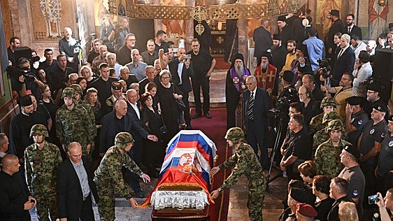 La UE muestra su indignación por el funeral con honores en Serbia del 'Carnicero de Bosnia'