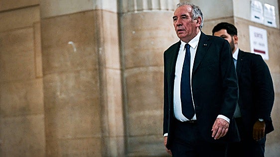 Juzgan al ex primer ministro francés Bayrou por malversación de 300.000 euros del Parlamento Europeo