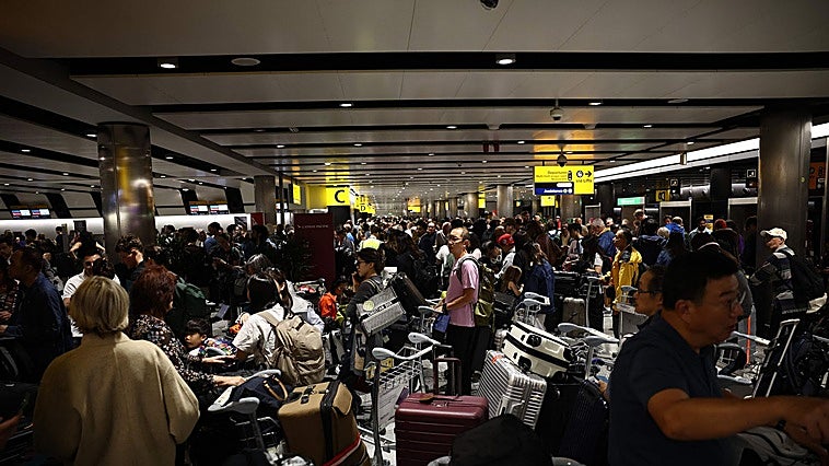 Más de 1.900 vuelos cancelados en el segundo día de caos en los aeropuertos británicos