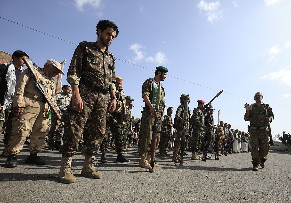 De las montañas de Yemen al mar Rojo: los hutíes amenazan el comercio marítimo mundial