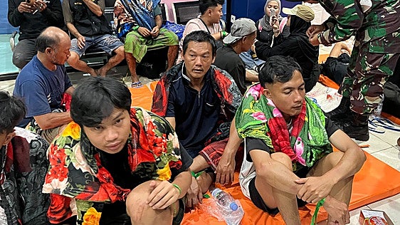 Al menos 6 muertos y más de 100 desaparecidos tras naufragar un ferry en el mar de Java