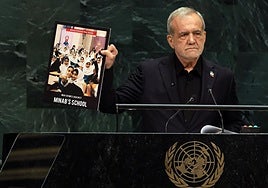 Pezeshkian muestra las fotos de los alumnos de Minab desde el estrado de la Asamblea General de la ONU.